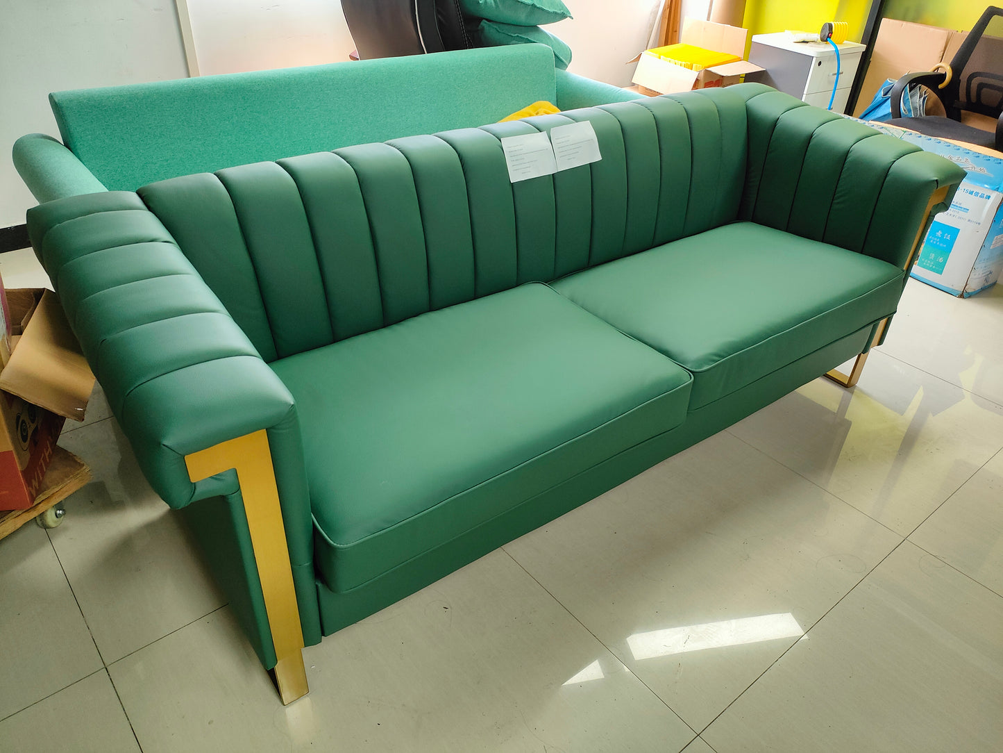 SOFA Modern Green PU Sofa with Gold Accents - Sleek Channel-Tufted Upholstery, 3-Seat Couch for Living Room and Office Decor