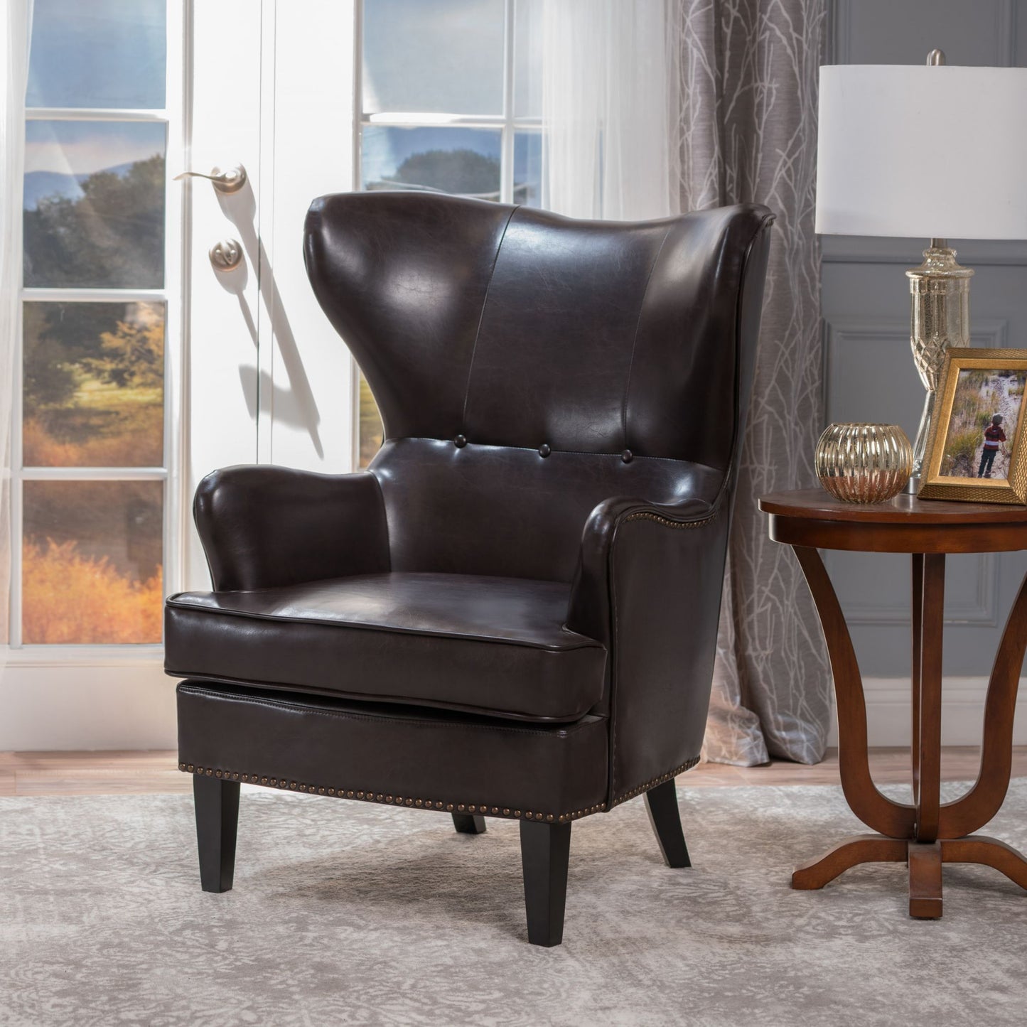 High-Back Brown Club Chair, Elegant and Comfortable Addition to Your Living Space, Perfect for Relaxing with Plush Upholstery and Classic Design